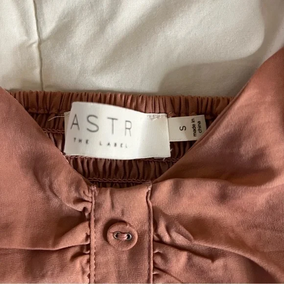 ASTR the label | NWOT Ruched Ruffle Shoulder Sleeveless Top Pink Size Small - Picture 3 of 10